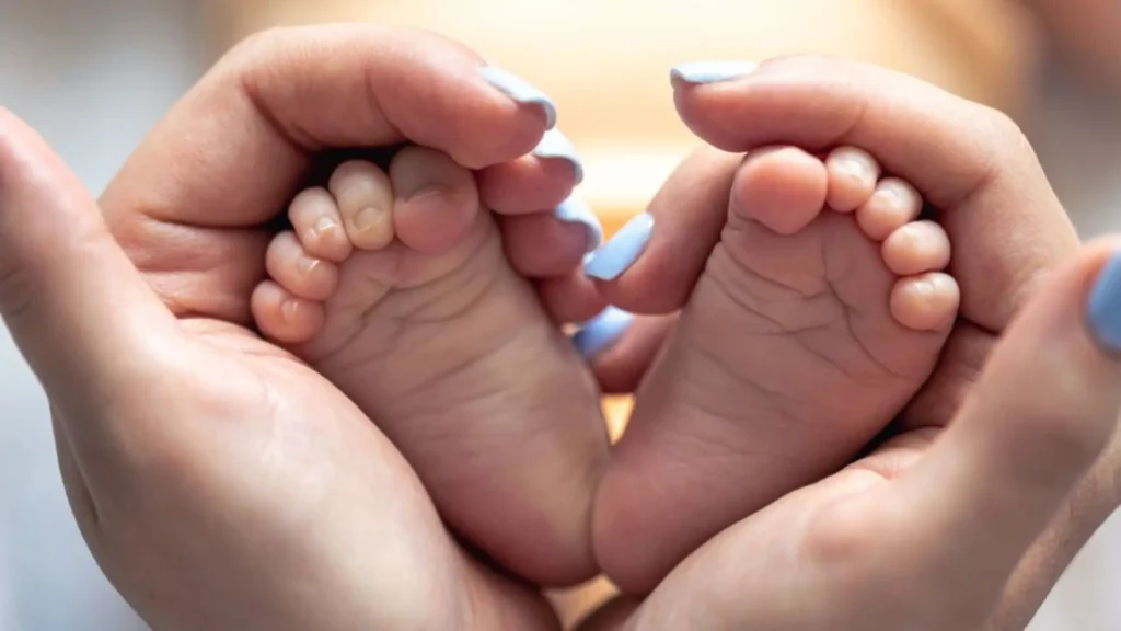 Mom-holding-feet-of-newborn-baby