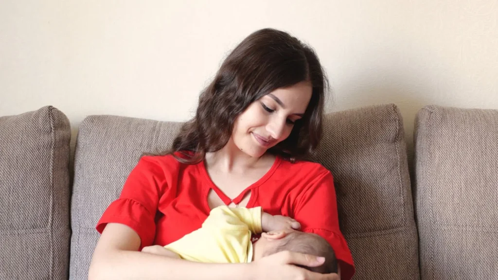 Signs-Your-Newborn-Is-Getting-enough-Breast-Milk